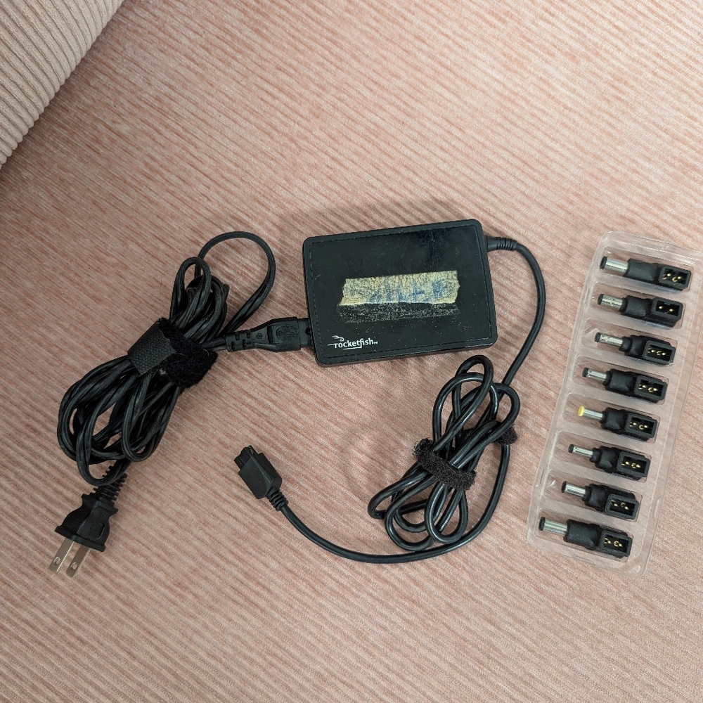 Rocketfish 90W Universal Laptop AC Power Adapter - Model RF-AC9023 (8 Tips)